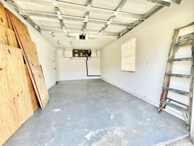 Building Photo - 3BR 1BA Annual Rental Available Now