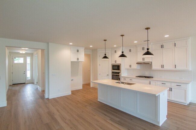 Building Photo - $500 MOVE IN SPECIAL OFF FIRST MONTHS RENT.