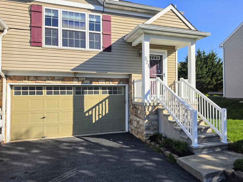 Building Photo - 521 Fox Ridge Ln