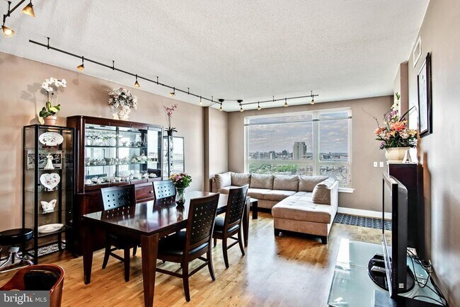 Building Photo - 717 S Christopher Columbus Blvd