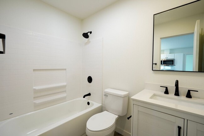 Building Photo - 1600 E Columbia Ave