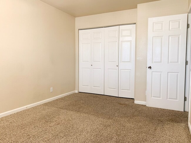 Building Photo - 4 Bedroom Home in Hollister with Huge Backyard!