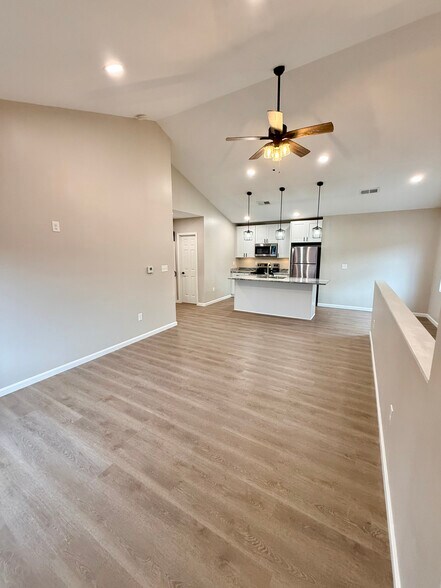 Building Photo - 737 Oak St