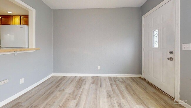 Building Photo - Elyria - updated 2 bedroom/1 bath townhouse.