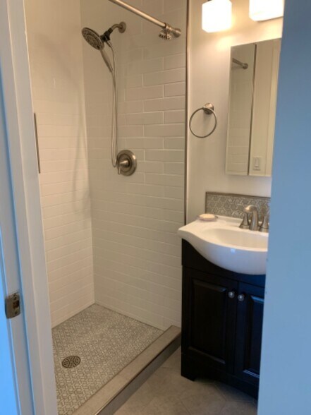 Building Photo - 528 Adrienne Dr