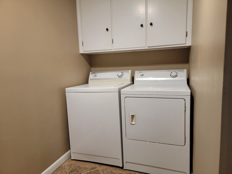 Building Photo - 502 W Newport Rd