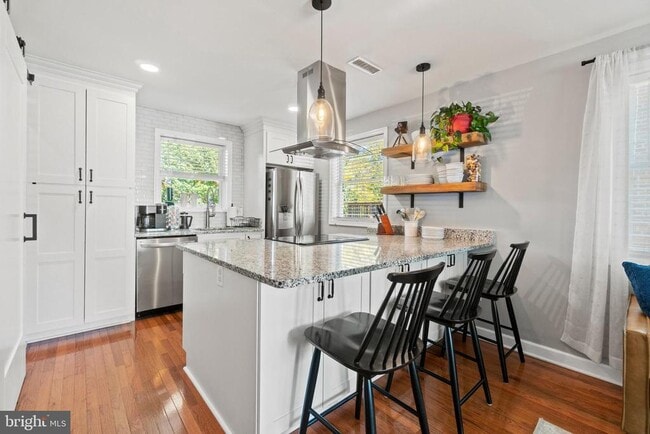 Building Photo - 110 E Rosemont Ave