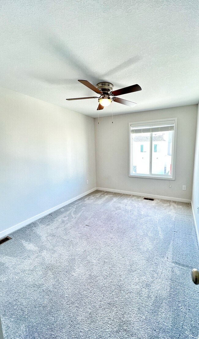 Building Photo - 327 NE Otter Dr