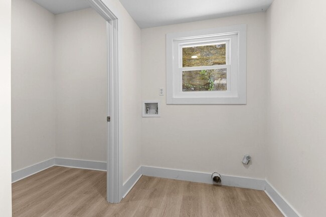 Building Photo - AVAILABLE NOW. 3 BED 1 BATH. IDEAL LOCATIO...