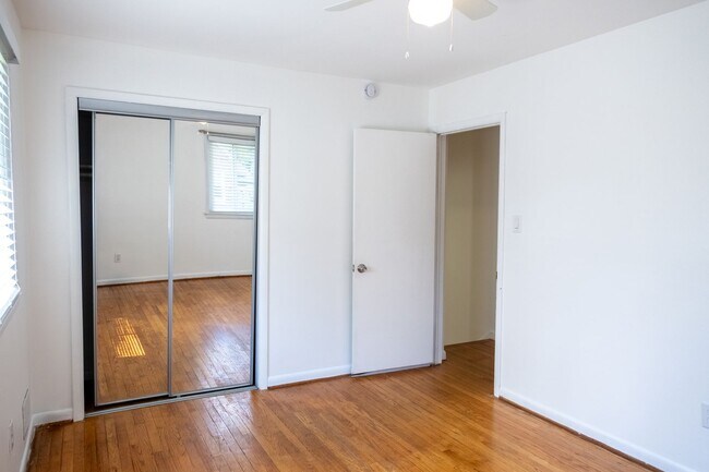 Building Photo - 10000 Kinross Ave