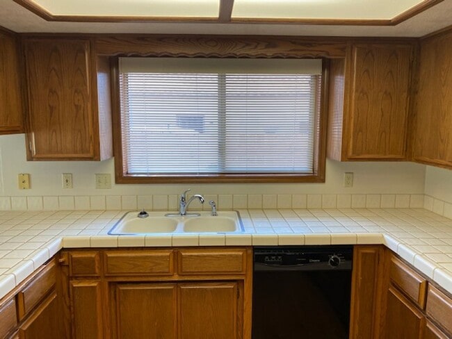 Building Photo - LARGE SINGLE FAMILY HOME, ONE LEVEL W/ FEN...