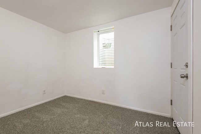 Building Photo - TWO WEEKS FREE RENT! Cozy 2 Bedroom, 1 Bat...