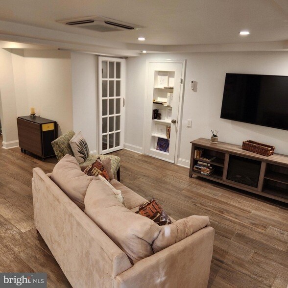 Building Photo - 4303 13th Pl NE