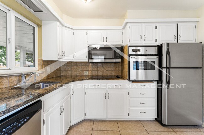 Building Photo - Charming Home with Central AC and Washer/Dryer