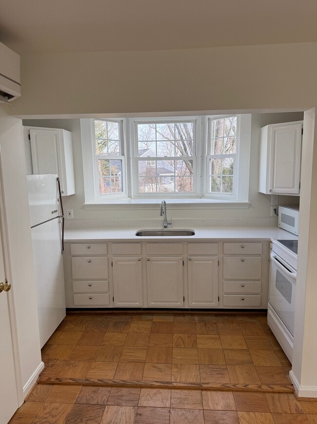 Building Photo - 197 Main St