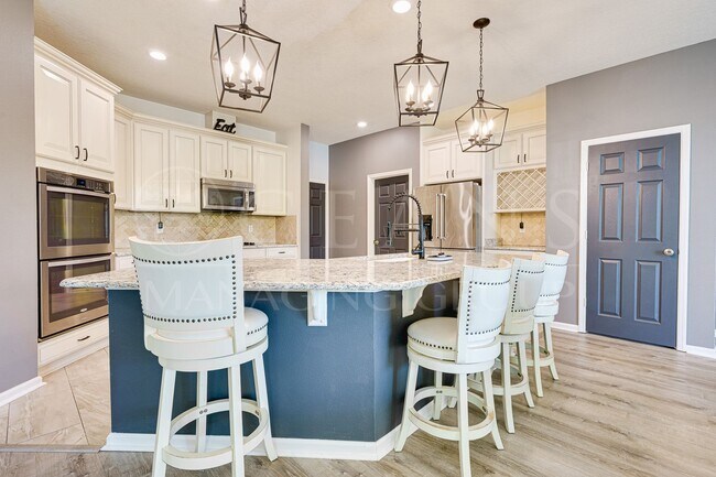 Building Photo - Spacious 4 Bedroom Home with Loft – Prime ...
