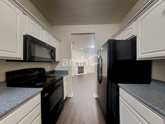 Building Photo - 15476 Old Pond Cir