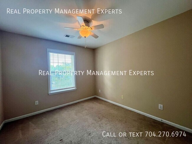 Building Photo - 10102 Old Carolina Dr