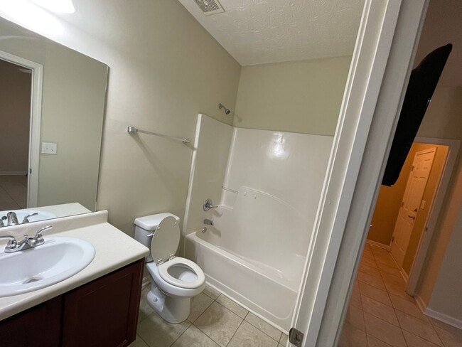 Building Photo - 4 bedrm, 3 bath, garage, pool, tennis cour...