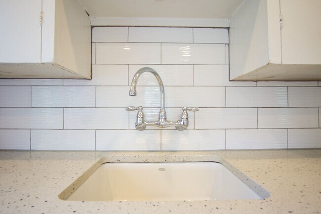 Building Photo - Charming NW 1-Bed Ready Late May!