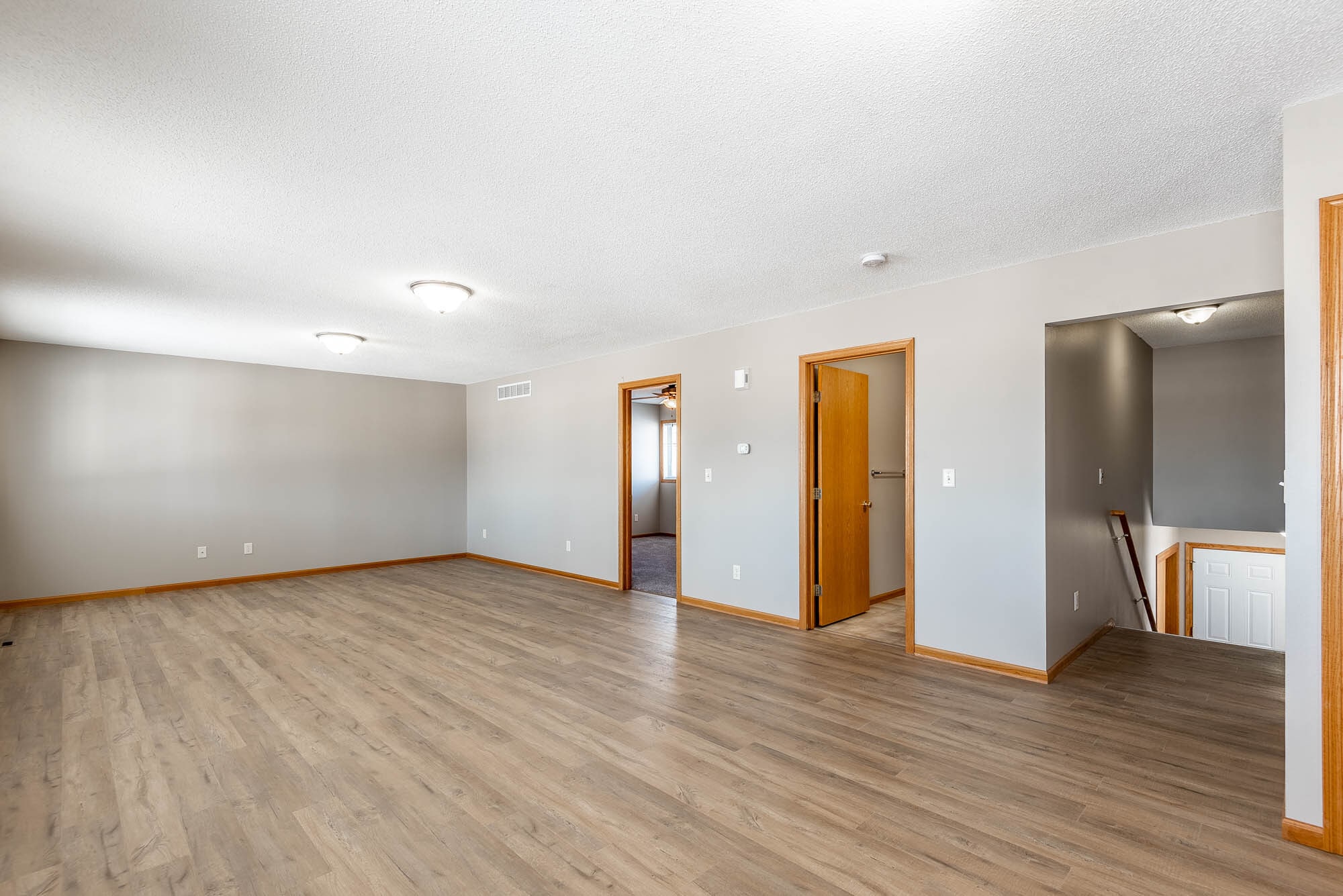 Building Photo - 220 Lakeview Dr