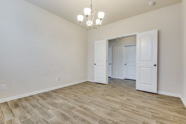 Building Photo - 2813 Castle Creek Dr