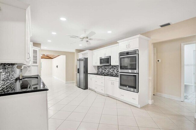 Building Photo - 2527 Lakes Dr
