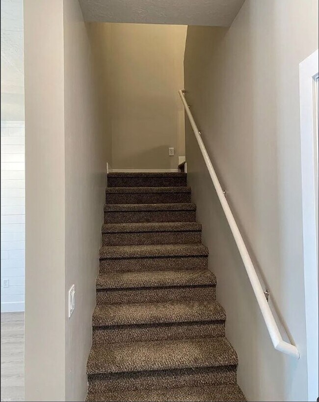 Building Photo - 3 Bedroom End-Unit Townhome in Cedar Bend – Great Cedar City Location