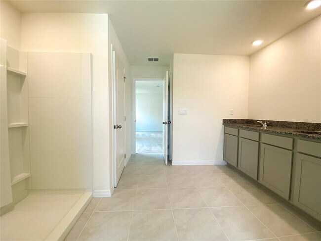 Building Photo - 495 Lily Ln