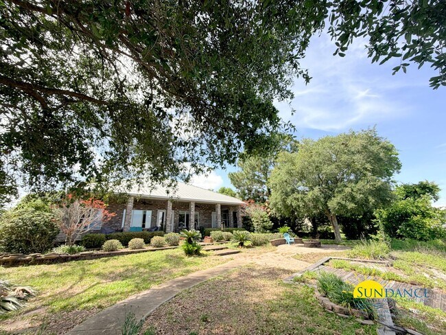 Building Photo - Beautiful Waterfront Property Near The Pallet Bar, Convenience Stores & Goofy Golf!