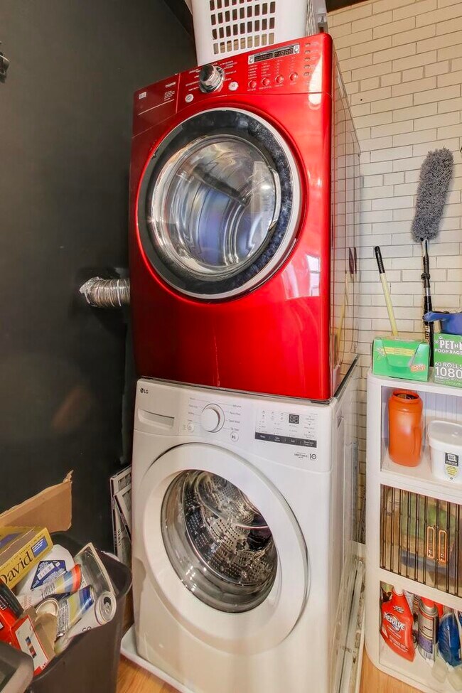 Building Photo - 1128 W Ardmore Ave