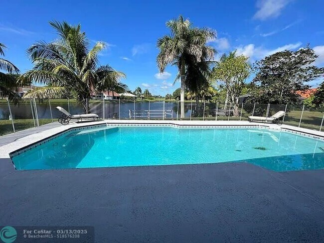 Building Photo - 2060 Amesbury Cir