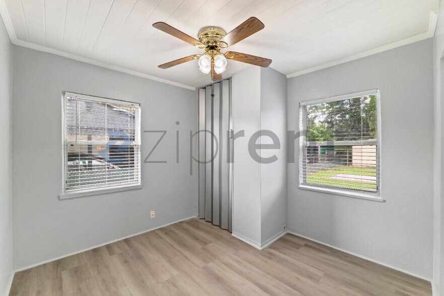 Building Photo - Unit