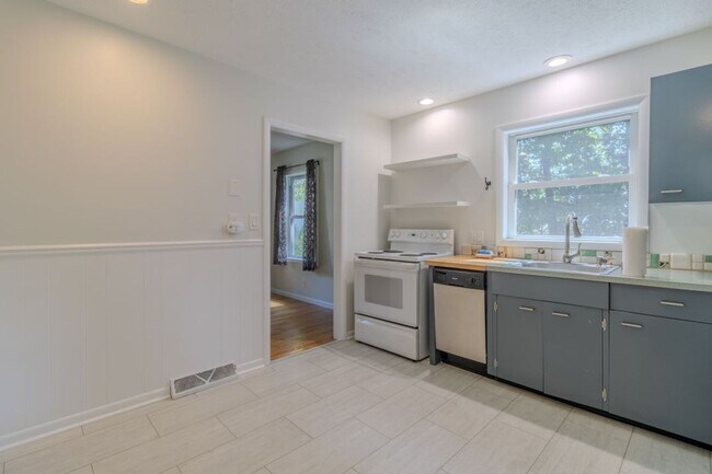 Building Photo - The Little Bungalow of Your Dreams Near East Bay! 2BR / 1BA Long-Term Rental