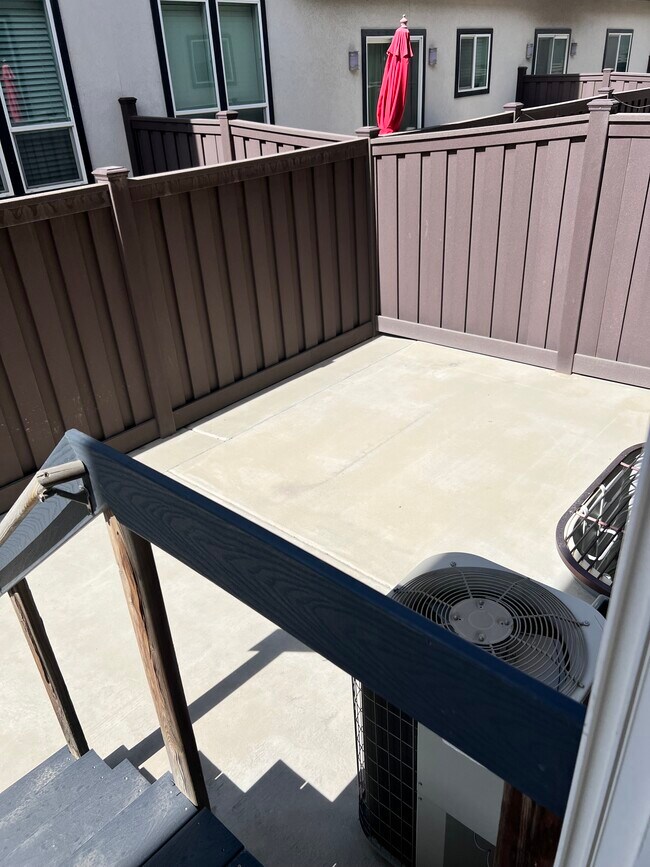 Building Photo - Bluffdale Townhouse