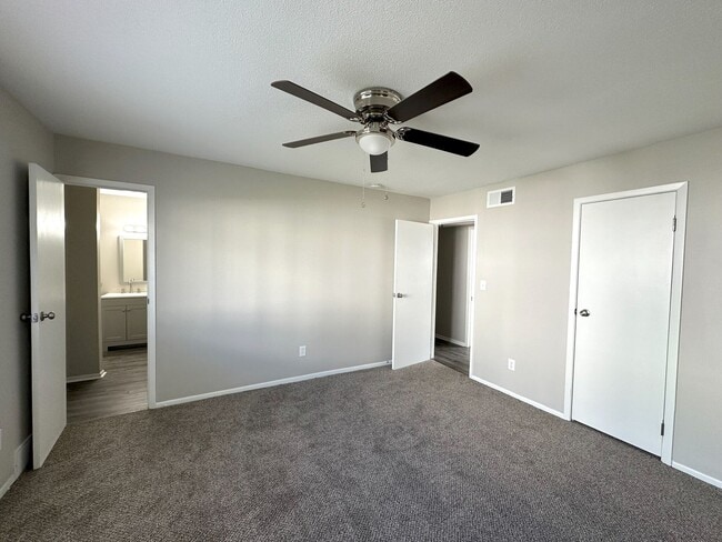 Building Photo - Spacious 2 Bed, 2 Bath Townhome in Overlan...