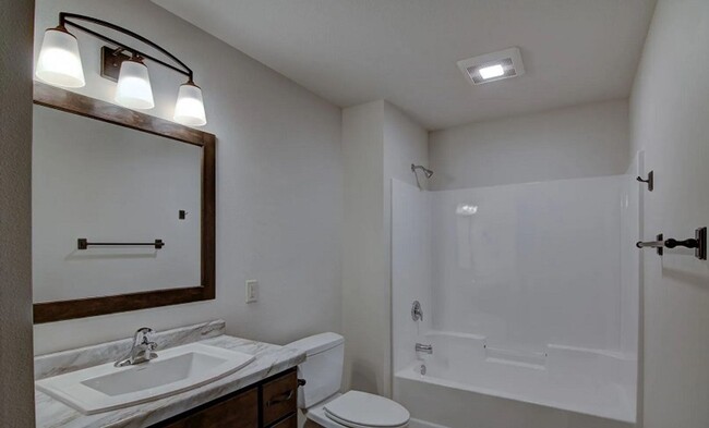 Building Photo - Beautiful Twin Home on the North Side of E...