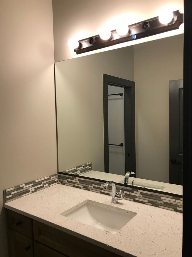 Building Photo - Amazing 4-bedroom home in White Bluffs!
