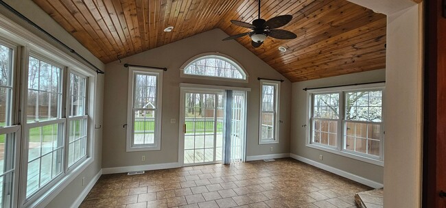 Building Photo - Welcome to this stunning 4 bedroom, 3 bath...