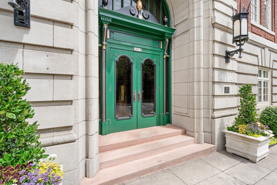 Building Photo - 2015 NW Flanders St