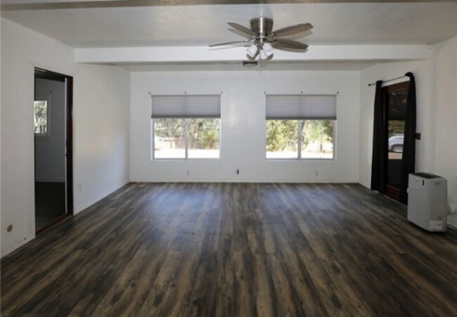 Building Photo - Lakeport Rental