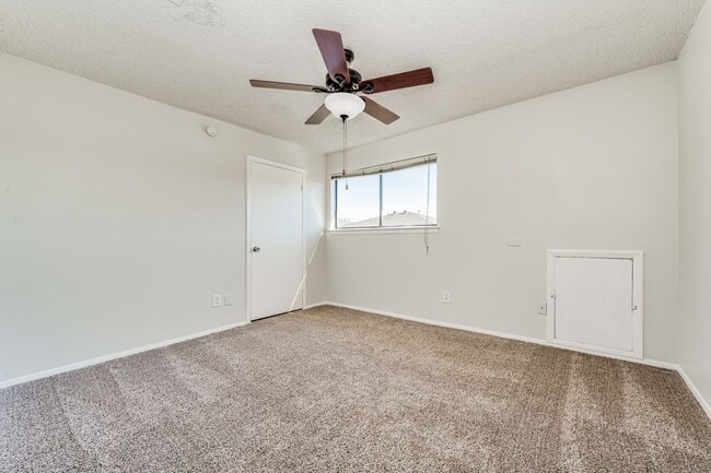 Building Photo - 2 Bedrooms in Irving with Large 2-Car Garage