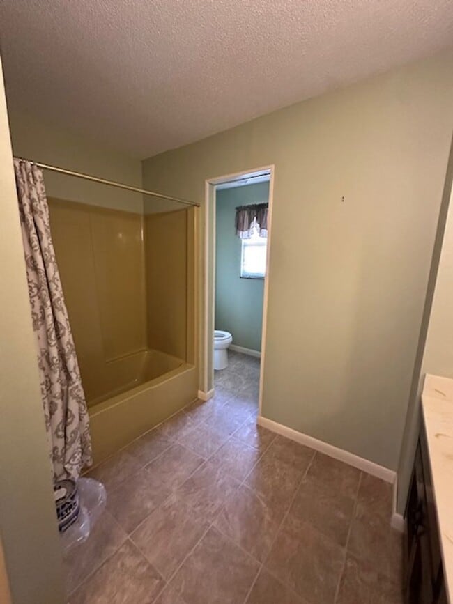 Building Photo - Maryville 37803 - 5 bedroom, 3 bath home - Contact Karen Robertson (865) 454-7626