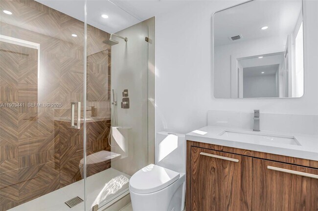 Building Photo - 524 NE 65th St