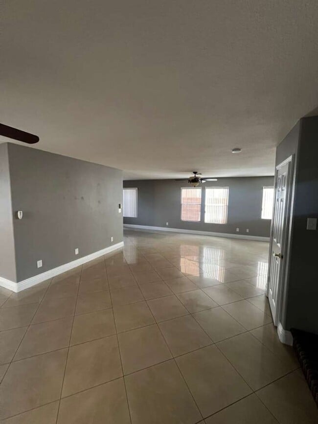 Building Photo - Must see 2 story 4 bed/3 bath home in the heart of SUMMERLIN