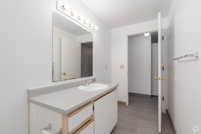 3BR, 1BA - 1,085SF - Bathroom - Tice Park
