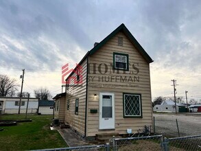 Building Photo - Spacious One Bedroom House | Garage | Fenced Yard