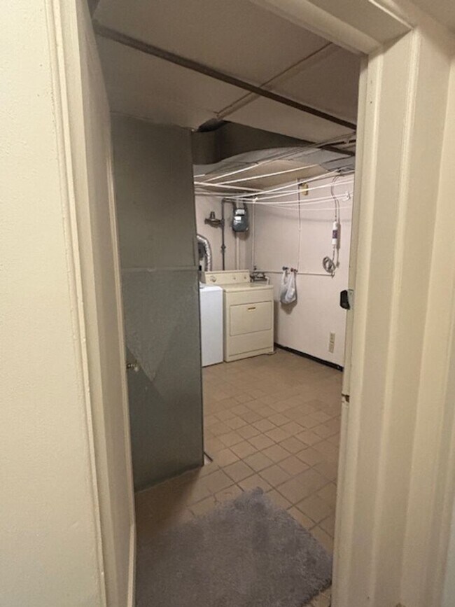 Building Photo - 419 W 5th Ave