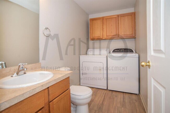 Building Photo - **COMING SOON** Fresh & Private Townhome