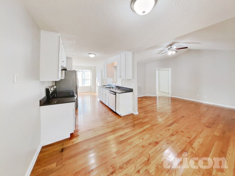 Building Photo - 121 Quiet Refuge Ln